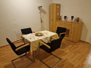 uma sala de jantar com mesa e cadeiras em Gudzevic Ferien Unterkünfte A - 5 em Gloggnitz