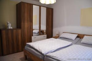 1 dormitorio con 2 camas y un espejo grande en FeWo Lüneburger Heide - Minni, en Bad Bevensen