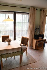 ein Wohnzimmer mit einem Esstisch und Stühlen in der Unterkunft FeWo Lüneburger Heide - Minni in Bad Bevensen
