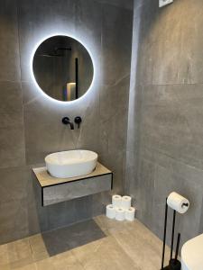 baño con lavabo y espejo en la pared en Luxury Home in Blackpool, en Blackpool