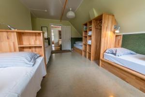 Letto o letti in una camera di Hafaldan HI hostel, old hospital building