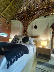サユリタにあるEl Manguitoのベッドルーム1室(木の壁にベッド1台付)