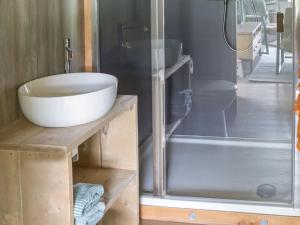 y baño con lavabo y ducha. en Special tent lodge with dishwasher, in Twente, en Buurse