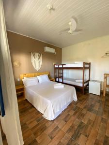 Ein Bett oder Betten in einem Zimmer der Unterkunft Quintal da Praia