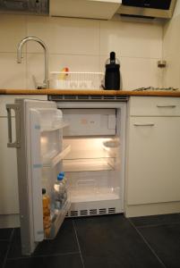 einen Kühlschrank mit offener Tür in der Küche in der Unterkunft Appartement Matthias in Vörstetten
