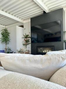 - un salon avec un canapé et une cheminée dans l'établissement Pizpireta Villa Rural, à Pastores