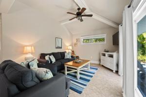 sala de estar con sofá y mesa en Egrets Nest, en Holmes Beach