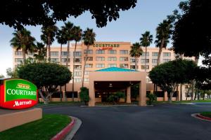 Vistas a un hotel con un edificio de apartamentos Columbia en Courtyard by Marriott Cypress Anaheim / Orange County, en Cypress