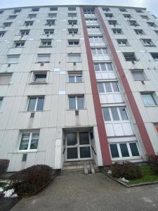 a tall white building with a door at Moderne Wohnung Nähe Hauptbahnhof Linz in Linz