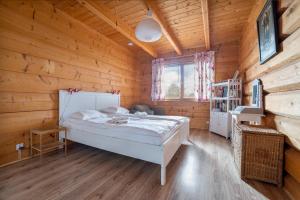 מיטה או מיטות בחדר ב-Dom Lawendowy w Winnicy Nad Źródłem