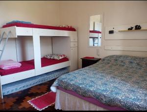 a bedroom with two bunk beds and a bed at Apartamento Paraíso A Beira Mar in Torres