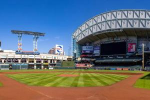 una vista de un campo de béisbol en un estadio en Downtown Houston Haven, en Houston