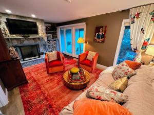 sala de estar con sofá y chimenea en R20 luxury ski-in/out townhome in Bretton Woods next to beginner ski trail!, en Bretton Woods