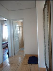 um quarto com um corredor com um espelho e uma porta em Apartamento Paraíso A Beira Mar em Torres