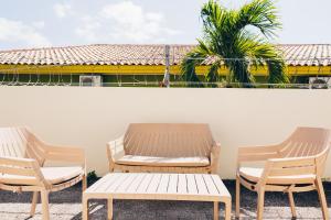 twee stoelen en een tafel en een bank op een patio bij Paradiso Chikitu Little Paradise in Willemstad