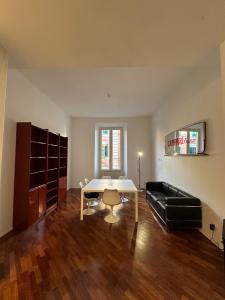 un soggiorno con tavolo e divano di whouse large suite apartment indipendenza a Bologna