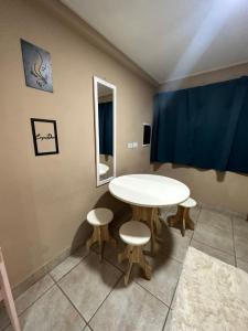 Habitación con mesa, 2 sillas y espejo. en Departamento Mendoza Centro A en Salta