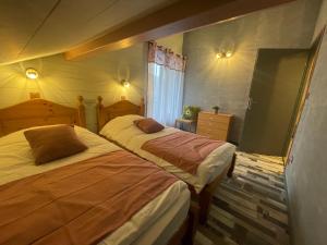 een slaapkamer met 2 bedden en een tv aan de muur bij Chalet les 4 saisons in La Chapelle-dʼAbondance