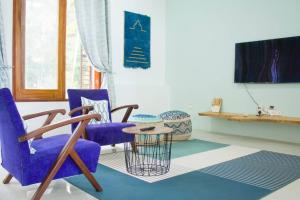 MaziziniにあるThe Cliff Beach Apartmentの椅子2脚とテーブルのあるリビングルーム