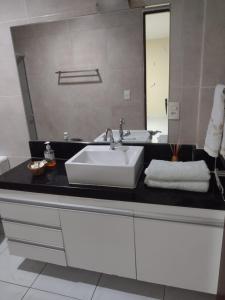若昂佩索阿的住宿－Pousada Espaco Luz do Sol Beira-Mar，浴室设有白色水槽和镜子