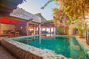 una piscina infinita en el patio trasero de una casa en Posada Buda-Tortuga, en San Agustinillo