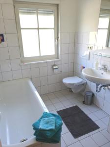 Kylpyhuone majoituspaikassa Ferienhaus Deller