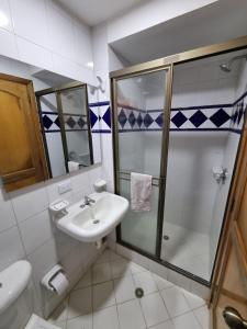 Un baño con lavabo, ducha e inodoro. en Balcón del Infinito, en Santa Marta