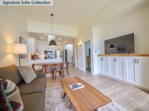 uma sala de estar com um sofá e uma mesa em Waters Edge Shoreside Suites em Ucluelet