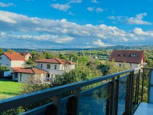 una vista desde el balcón de una casa en Luxury apartment en Cluj-Napoca
