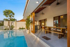 uma imagem de uma piscina numa casa em Villa Swantika: Infinity Pool Aussicht Canggu em Canggu