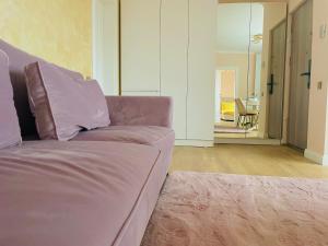 una sala de estar con un sofá púrpura en una habitación en Luxury apartment en Cluj-Napoca