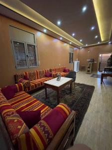 duży salon z kanapami i stołem w obiekcie Palms Garden w mieście Arfud