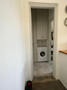pasillo con lavadora en una habitación blanca en Fyroa en Naxos