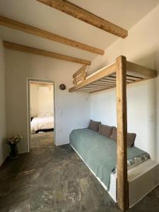 1 dormitorio con 1 cama en una habitación con altillo en Fyroa en Naxos