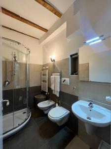 米蘭的住宿－Lovely Monolocale，一间带两个卫生间、淋浴和盥洗盆的浴室
