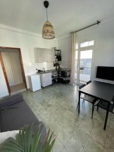 sala de estar con mesa y cocina en Club Náutico Tomas Miller, en Las Palmas de Gran Canaria