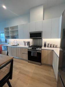 Kuchyňa alebo kuchynka v ubytovaní @ Marbella Lane - Grand 2BR w/ Beach & Ocean Views