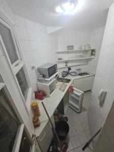 una piccola cucina con piano cottura e forno a microonde di Departamento Alto Palermo a Buenos Aires