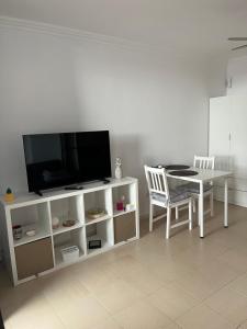 Et tv og/eller underholdning på Apartamento ANANAS Golf del Sur