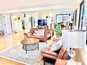 TV a/nebo společenská místnost v ubytování Penthouse Waikiki Panorama Ocean/Mountain Views
