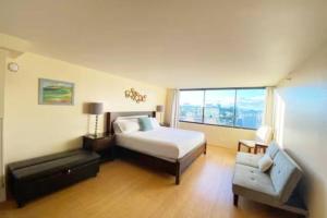 Postel nebo postele na pokoji v ubytování Penthouse Waikiki Panorama Ocean/Mountain Views + 15 fotografií