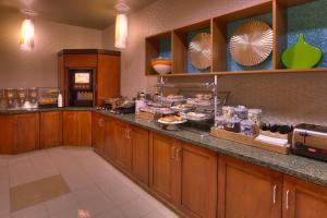 eine Restaurantküche mit einer Theke mit Essen drauf in der Unterkunft SpringHill Suites by Marriott Cedar City in Cedar City