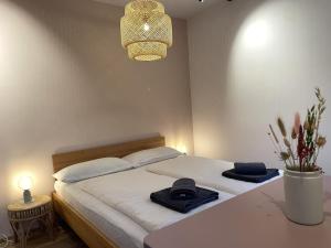 sypialnia z łóżkiem z dwoma kapeluszami w obiekcie Alte Seifensiederei - Malala w mieście Bad Tölz