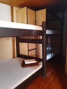 - un ensemble de lits superposés dans une chambre dans l'établissement Posada Chambranas, à Salento