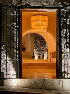 um quarto com uma lareira e uma porta de vidro em Altamonte Hotel Boutique em Bernal