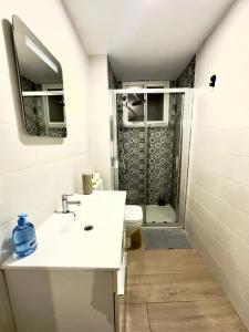 a bathroom with a white sink and a shower at Puerto Amazonas apartamento con jacuzzi privado in El Puerto de Santa María
