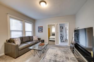 ein Wohnzimmer mit einem Sofa und einem Flachbild-TV in der Unterkunft Convenient Pittsburgh Apartment 5 Mi to Downtown! in Pittsburgh