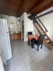 eine Küche mit einem Tisch und Stühlen sowie eine Treppe in der Unterkunft Keila's Apartment in Concordia