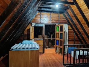 Habitación con cama en una cabaña de madera en Chalet MOKA la Riviera en Calima