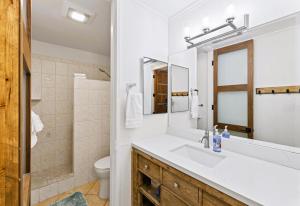 y baño con lavabo y aseo. en Brooks Beach Vacations Cottage G5 Oceanside, en Oceanside